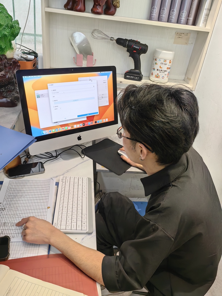 恒艺造型美发店老板使用动点预约电脑端管理系统，给客户办理会员卡和录入会员数据
