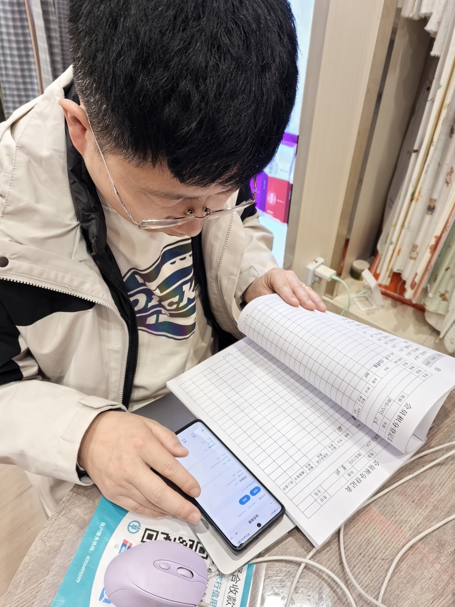 红梅家访使用动点预约电子积分系统录入顾客积分数据